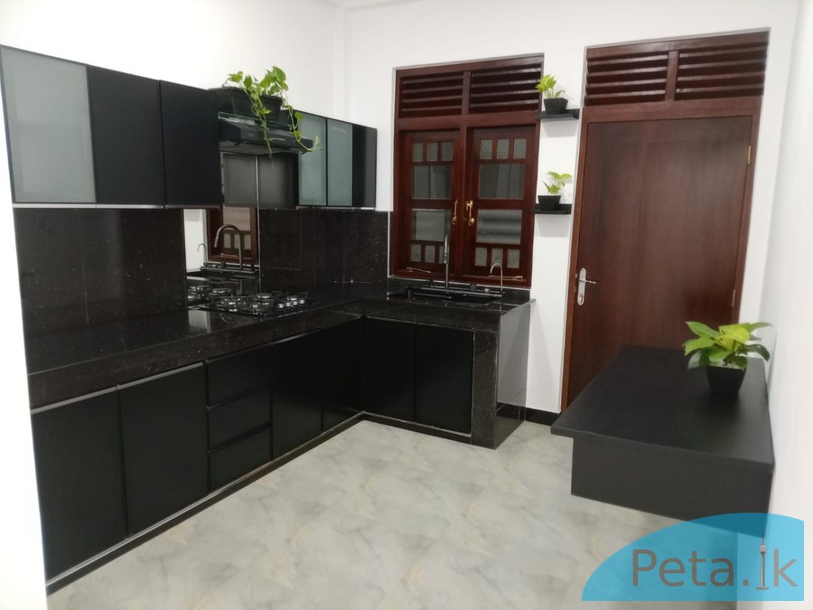 House for sale in Kadawataha 